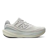 Championes de running New Balance modelo 1080 v15, color gris claro con detalles en gris oscuro. Presentan una capellada de malla técnica transpirable con refuerzos sintéticos y una entresuela de espuma de alto rendimiento para una amortiguación superior.