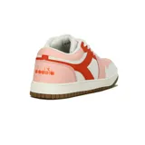 Championes urbanos de caña baja, estilo retro/basquetbol, con combinación de colores blanco, rosa pálido y naranja rojizo. Presentan cordones blancos y suela de goma color caramelo.
