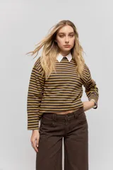 Jean wide leg azul oscuro de tiro bajo, con calce relajado y piernas amplias de diseño clásico de cinco bolsillos.