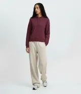 Buzo oversized de corte holgado, color beige, con capucha ajustable mediante cordones, mangas largas con puños elásticos y ruedo recto. Confeccionado en tejido de modal con acabado suave.