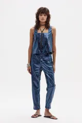 Pantalón de lino metalizado color azul con corte holgado.