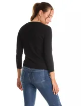 Buzo de tejido fino con escote en V y mangas tres cuartos. Presenta un diseño liso y entallado, ideal para un look casual y versátil.