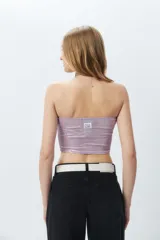 Top strapless color lila con textura de terciopelo y brillo metalizado.
