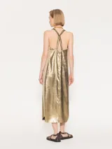 Vestido largo dorado metalizado con breteles finos y escote en V.