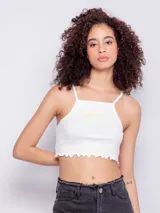 Top blanco sin mangas con breteles finos, escote cuadrado y bordado de tres caritas sonrientes en el frente.