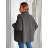 Campera de corderito color blanco, con cierre frontal completo, cuello alto y bolsillo frontal con cierre. Presenta un diseño forrado y cálido, ideal para la temporada de invierno.