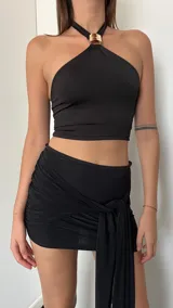 Top negro de lycra con cuello halter y detalle de aro dorado.