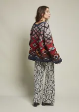 Sweater de lana tejido y bordado a mano en Uruguay, de calce holgado con cuello a la base y puños.