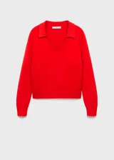 Jersey de punto fino color rojo, con cuello en V con solapa tipo polo y manga larga, de diseño recto.