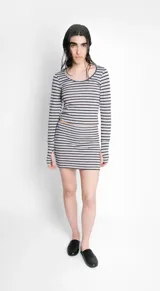 Minifalda gris con rayas horizontales negras.