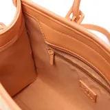 Cartera mediana tipo tote de diseño estructurado, confeccionada en material símil rafia con detalles en cuero sintético color tostado. Cuenta con doble asa de mano, correas decorativas frontales con hebillas, tira ajustable extraíble para el hombro y placa metálica con el logo de la marca.