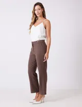 Pantalón de vestir de corte recto y tiro medio-alto, confeccionado en tela sastrera. Presenta cierre frontal con botón, presillas para cinturón y detalles de botones decorativos en carey en la cintura. Incluye bolsillos laterales funcionales y pinzas traseras para un ajuste estilizado.