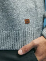 Sweater de escote redondo con manga larga, confeccionado en tejido moteado de textura suave.