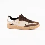 Championes de diseño artesanal con paneles de cuero vacuno con pelo estampado tipo animal print y detalles en cuero liso marrón. Presenta una pieza metalizada en el talón y suela de goma color caramelo.
