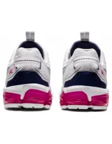 Championes Asics Gel-Quantum 90 blancos con detalles en azul marino y fucsia.