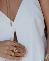 Anillo abierto de diseño orgánico con textura irregular y acabado brillante, realizado artesanalmente en metal.