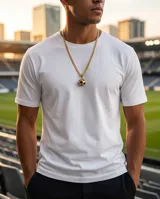Collar de acero con baño de oro, compuesto por una cadena de eslabones y un dije en forma de pelota de fútbol esmaltada en negro.