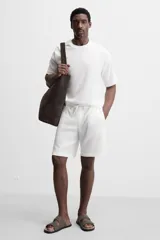 Sandalias de hombre color beige, fabricadas en piel con acabado serraje. Cuentan con dos tiras anchas ajustables mediante cierres adherentes y plantilla con horma anatómica.