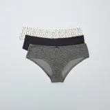 Pack de tres culotes de algodón con diferentes estampados: uno blanco con estampado de flores pequeñas, uno negro con borde de encaje y uno gris con estampado animal print.