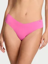 Tanga de microfibra color fucsia, de tiro bajo y diseño sin costuras con acabado invisible bajo la ropa.