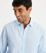 Camisa de manga larga Marfinno con cuello camisero y cierre frontal de botones. Confeccionada en tejido plano de lino y algodón.