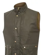 Chaleco de algodón encerado color verde oliva, con cuello alto, cierre frontal con cremallera y tapeta con broches metálicos. Presenta bolsillos frontales de doble apertura y relleno térmico.