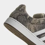 Championes Adidas Superstar ST de estilo skate, con exterior estampado en animal print de serpiente en tonos grises y tostados, las icónicas tres tiras blancas en los laterales y la clásica puntera de concha de goma blanca. Cuentan con cordones anchos blancos, lengüeta acolchada y suela chunky blanca con detalles marrones.