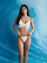 Top de bikini blanco con diseño triangular y detalle fruncido en el centro, con tirantes finos regulables.