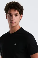 Remera de manga corta y cuello redondo para hombre, confeccionada en algodón orgánico. Presenta un diseño liso con el logo de la marca bordado en el pecho.