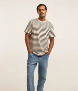 Pantalón slim de jean denim para hombre, con lavado clásico, cintura con trabillas y bolsillos funcionales.
