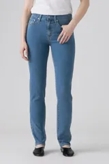 Pantalón de jean de tiro alto, corte recto y color azul claro.