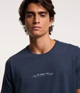 Remera azul de corte regular, cuello redondo y manga corta. Estampa frontal con la frase "Set Yourself Free".