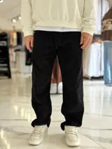 Pantalón baggy de pana color negro, con diseño de corte recto y holgado.