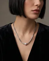 Collar de cadena tipo veneciana de acero con una perla central.