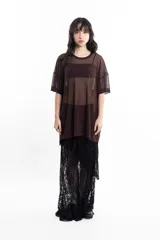 Remerón de tul con estampado tie-dye en tonos fucsia, violeta y negro.