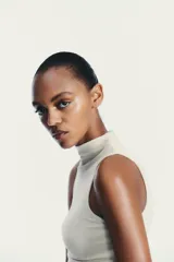 Top negro de manga sisa con cuello subido (mock neck).