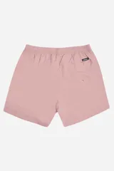 Short de baño color mostaza, de tela ligera y secado rápido, con cintura elástica y cordón de ajuste blanco. Posee bolsillos laterales y uno trasero, y un pequeño logo de goma en la parte inferior derecha.