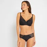 Sujetador negro de encaje con relleno, breteles regulables y cierre trasero con gancho.