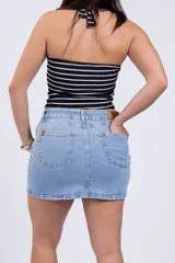 Top blanco con rayas horizontales color gris, de breteles finos que se atan al cuello y espalda descubierta.