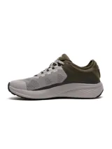 Championes Umbro modelo Adventure para hombre, color gris claro con detalles en verde militar y cordones grises. Presentan la palabra "Umbro" grabada en el lateral del empeine.