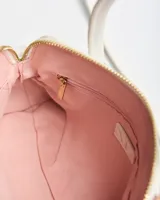 Cartera chica estilo bolso de mano XL, color blanco, confeccionada en símil cuero. Cuenta con asas cortas rígidas, correa ajustable y desmontable, cierre superior y herrajes metálicos dorados.