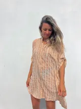 Vestido camisero color beige con bordado vertical en color blanco, de corte recto, cuello mao y mangas cortas con trabilla.