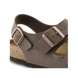 Sandalias Birkenstock Milano de cuero sintético color marrón con hebillas ajustables de metal color cobre.