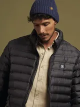 Campera puffer color bordó con cierre frontal y bolsillos laterales con cierre.