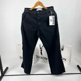 Pantalón de jean negro de corte ancho y tiro medio.
