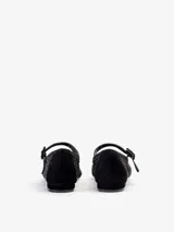 Zapatos Mary Jane de punta cuadrada confeccionados en rafia y cuero nobuck negro, con tira ajustable con hebilla en el empeine y taco plano bajo.