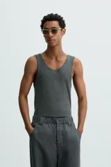 Musculosa de hombre confeccionada en tejido de punto acanalado mezcla de algodón y cáñamo. Presenta un corte regular fit, cuello redondo amplio y diseño sin mangas.
