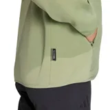 Campera adidas Terrex Climawarm para mujer de color verde militar, con diseño híbrido con acolchado frontal, mangas y laterales de tejido polar, capucha integrada y cierre frontal completo.