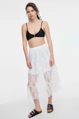 Top de bikini color verde esmeralda con breteles finos y detalle de abertura circular en el centro.