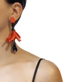 Aros colgantes largos color verde oscuro, con forma de flor con pétalos de resina y cuentas colgantes.